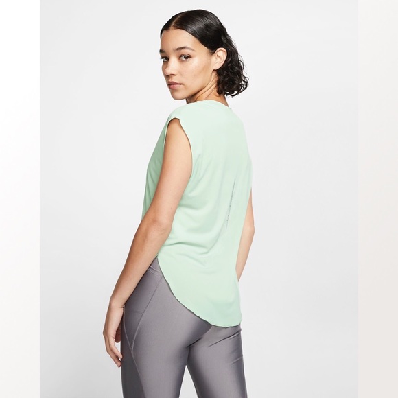 *CLOSEOUT* NWT NIKE TSHIRT SIZE M - Picture 2 of 5